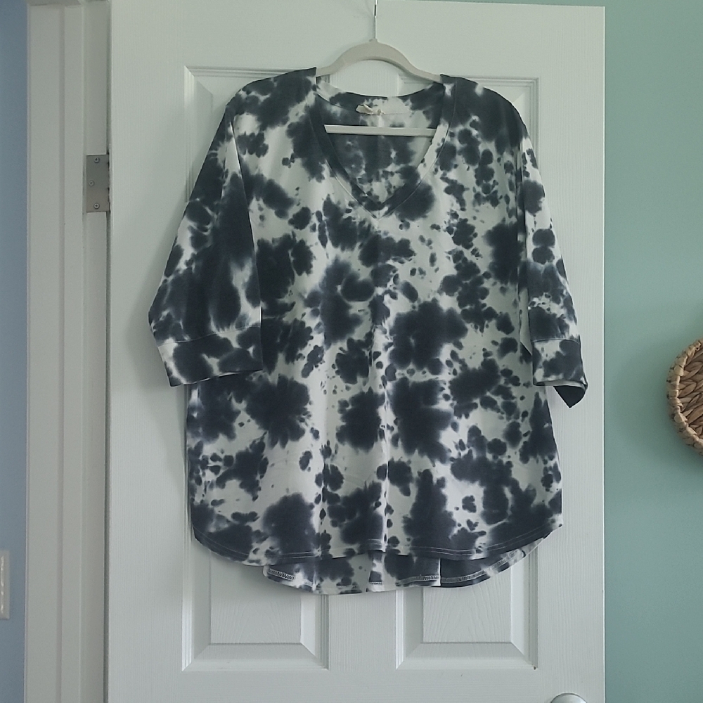 Jane and Delancey Black and White Elbow Length Sleeve Top